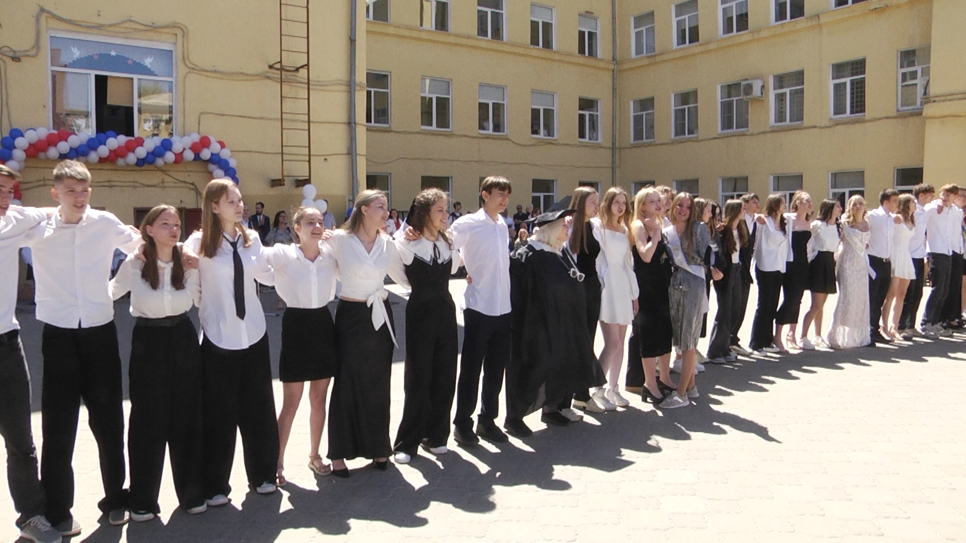 Волгоградские выпускники попрощались со школой